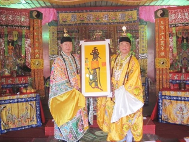 60年代末，最后一任张天师撒手人寰后继无人，接班乱象频出