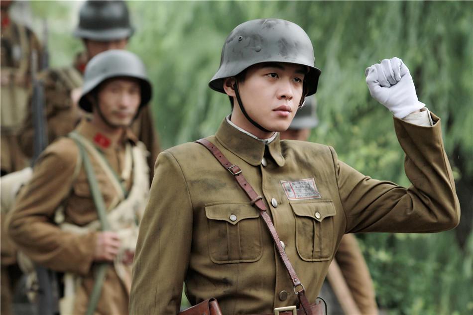 听说,张若昀为了可以将军人挺拔的形象,专门去健身房苦练了好几个月.