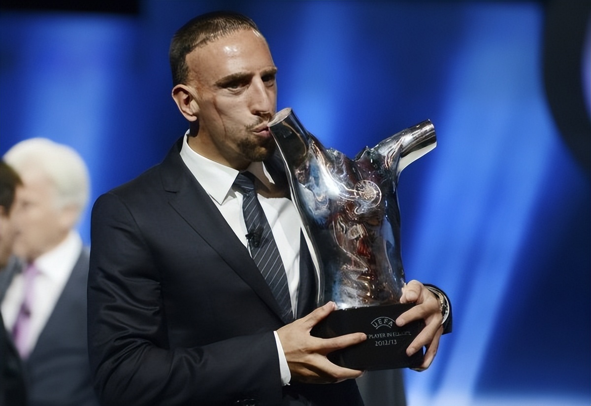 本泽马成为法国获得欧足联最佳的第二人，第一人当年未获金球奖