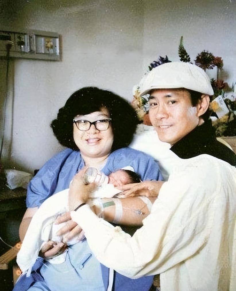 不久后,沈殿霞怀孕,二人的女儿出生,取名为郑欣宜.