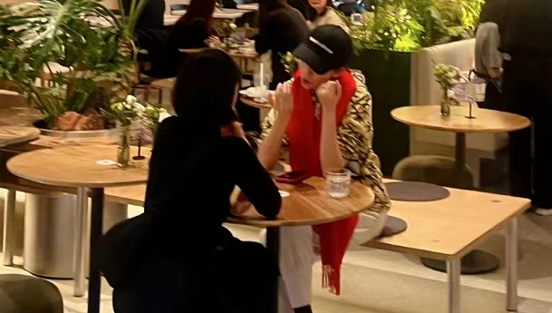 蔡少芬与闺蜜喝下午茶，素颜出街状态好，聊天时手舞足蹈超兴奋