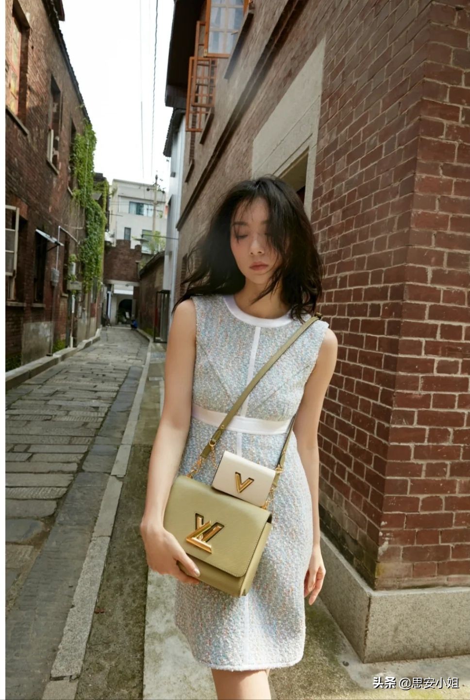 剧抛脸齐溪长相真高级，私服穿搭贵气感十足，背个水壶都很时尚