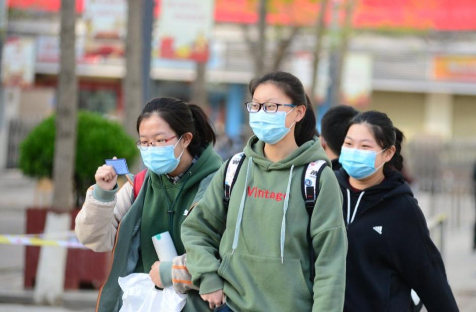 家长这么想让孩子报考省内的大学，原来是有些考虑