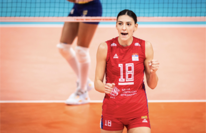 巴西女排首发,主攻队长加比和罗萨玛利亚,接应洛伦内,副攻卡罗尔和