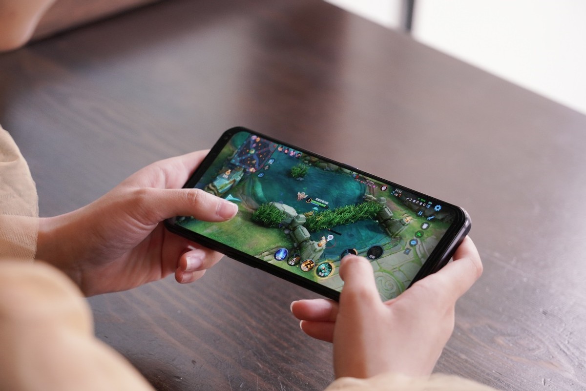 玩游戏这样才快乐，“性能霸王龙”联想拯救者Y90上手实测