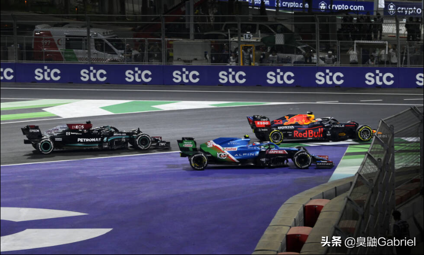 f1汉密尔顿最佳视频(F1沙特大奖赛老道的汉密尔顿逼疯维斯塔潘 这一场秀无人是赢家)