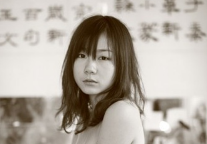 90后人大才女，不顾批评做裸模，衣不蔽体接受采访，今回归家庭