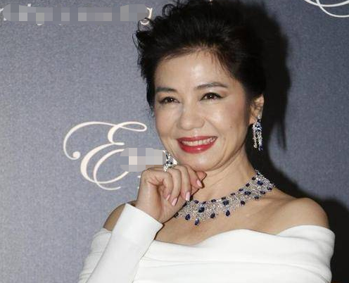 被钟楚红的状态惊艳:衣穿简,发微卷,63岁成同龄女明星最美