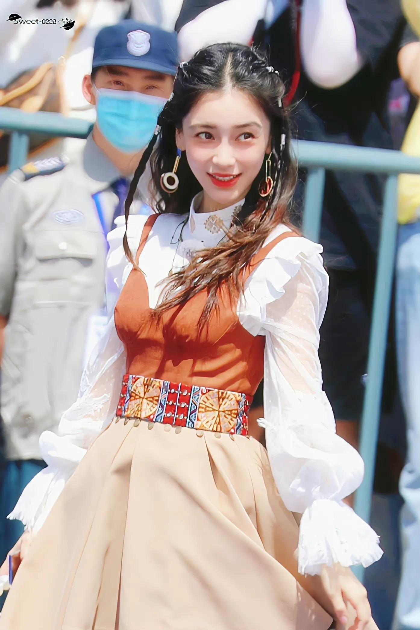 奔跑吧新疆录制，angelababy蔡徐坤，白鹿民族风造型好清新