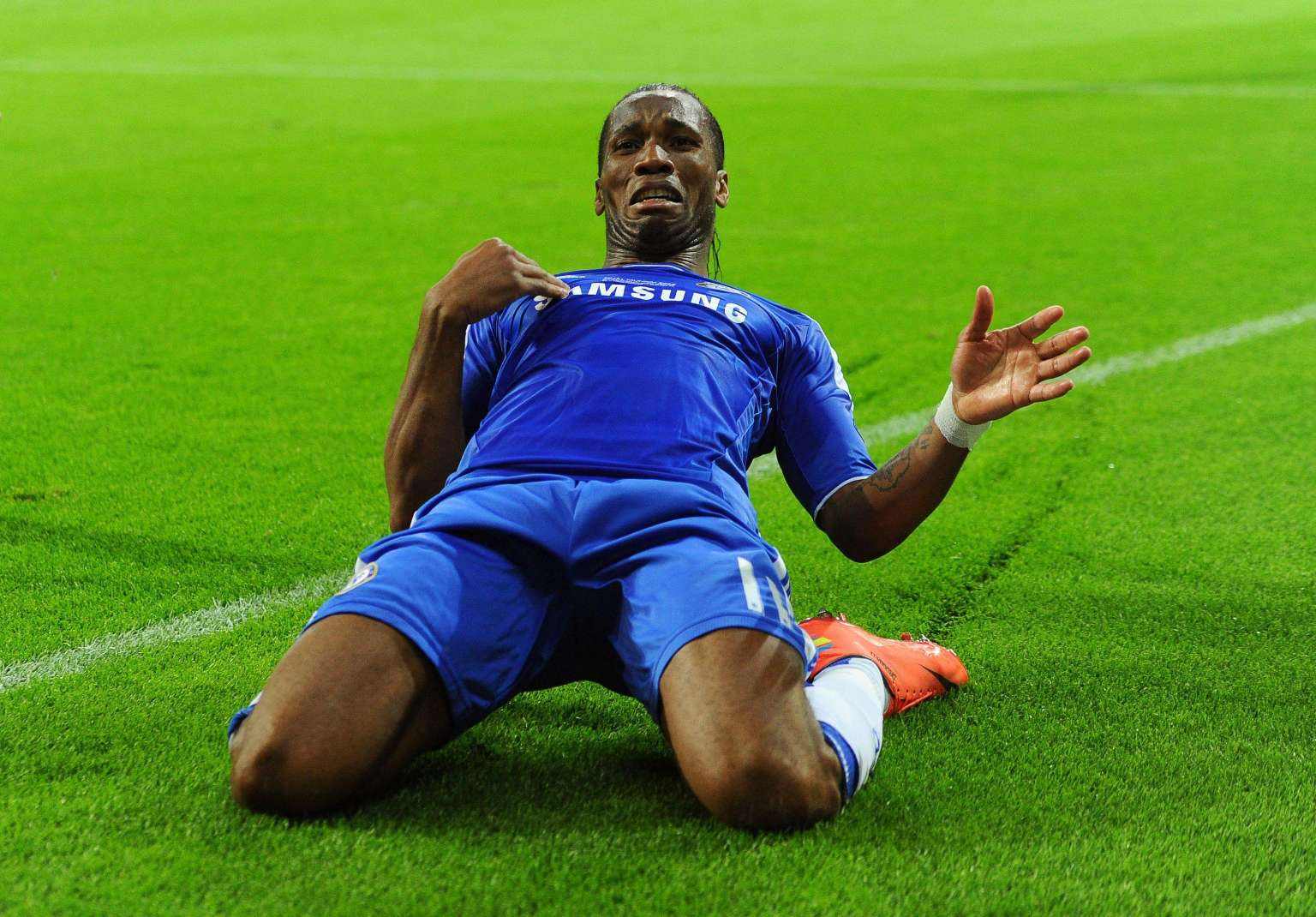 巴西帮秀进球后的庆祝动作(足坛十大经典庆祝动作)