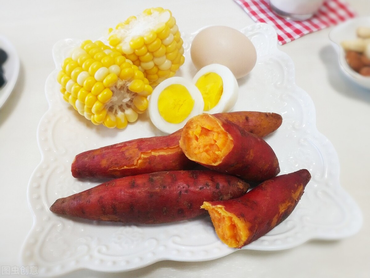 有一次小飞的妈妈,给小飞吃红薯,吃一个就饱了.