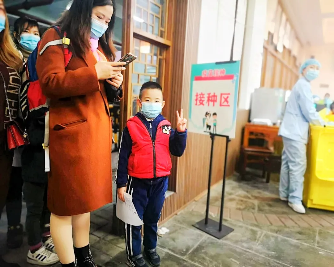 成都市双流区棠湖小学：积极接种新冠疫苗 构建校园防疫之城
