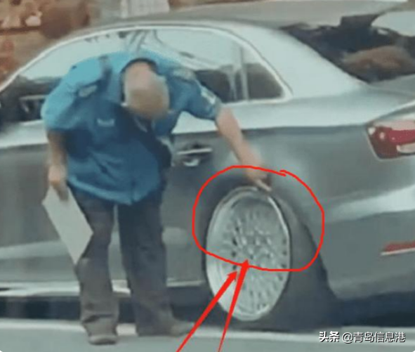 奥迪违章停车被城管举报，拖车师傅看了直摇头：这车没法拖