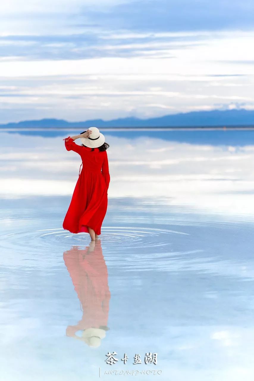 这个夏天，去青苹果色的察尔汗盐湖看看，治愈当下困居一方的憋闷
