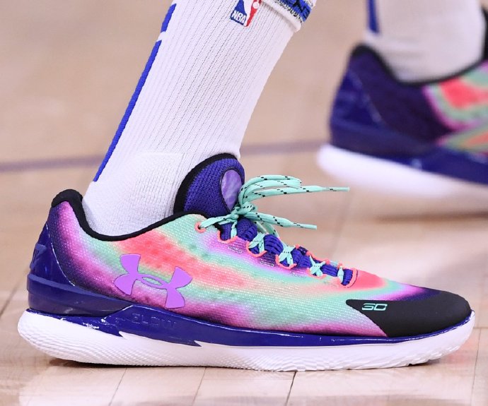 nba球員穿的都是哪些球鞋（NBA球員上腳：庫里穿curry1北極光，克萊穿安踏KT8）