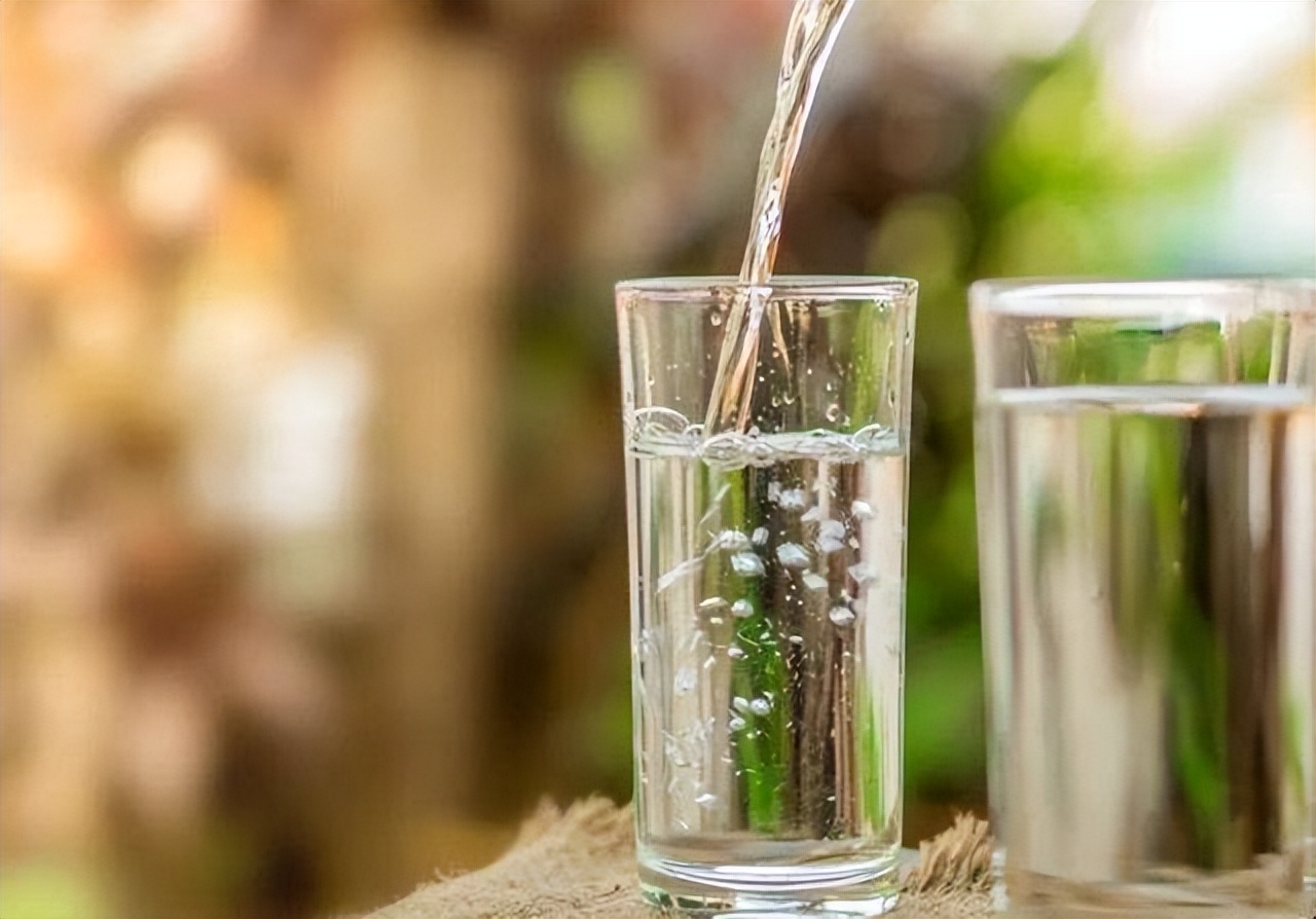 長期喝白開水與長期喝茶的人相比，誰的身體更健康？ 醫生說出答案