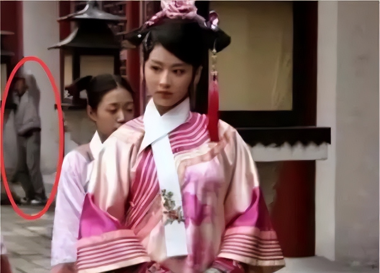 经典剧集的“边角料”，八戒骑摩托、妃子玩手机，谢谢，有被笑到