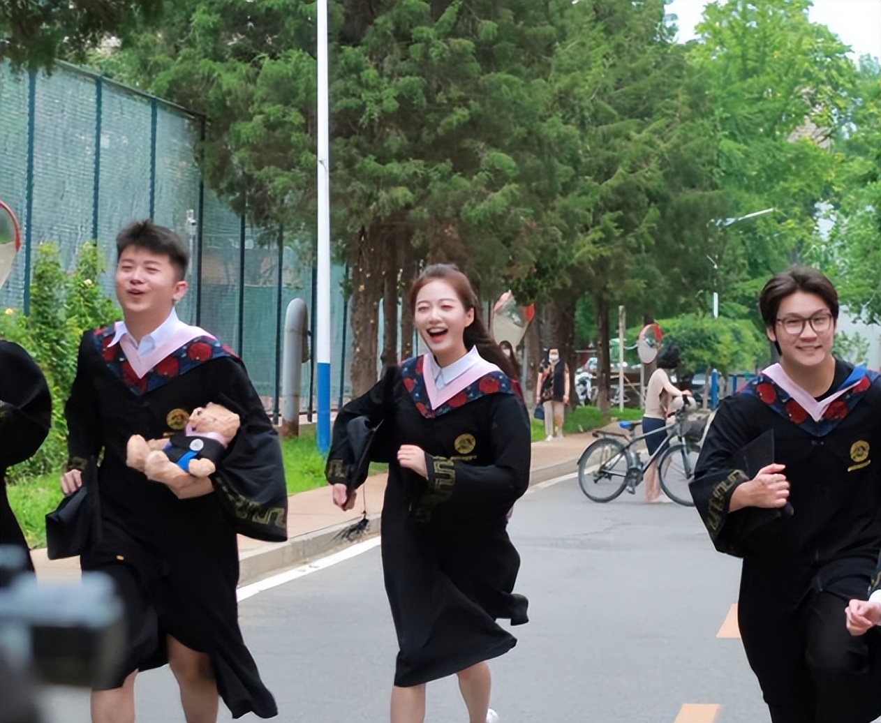 "中传校花"冯琳毕业了,素颜出镜清纯甜美,室友颜值一个赛一个