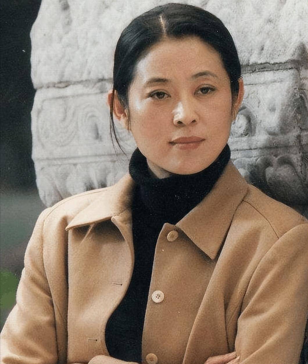 走下台的倪萍像是放下一块大石头一样,台长跑过来一下子抱住她,要不是