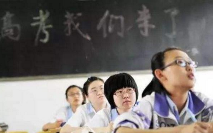 职业学院“招生海报”流出，学生一脸生无可恋，表情没看出开心