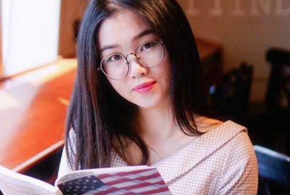 四川：大学课堂上的西班牙语老师，眼里带笑风情万种，不要太迷人