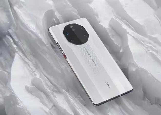 华为Mate50 RS保时捷真机曝光：5G+鸿蒙3.0+屏下摄像头，圆满了
