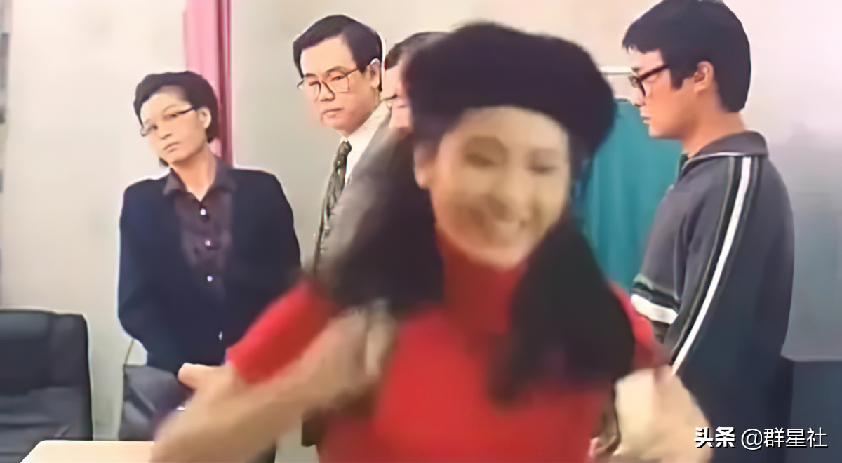 错失周星驰，辞退王家卫，花1亿签约甄子丹，他真是人傻钱多吗？