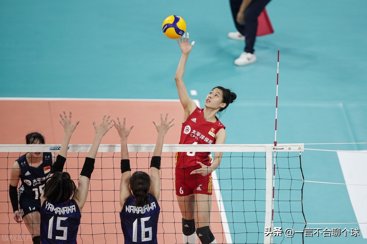 中国女排最近赛事（中国女排3条最新动态！郎平受重金邀请复出，国家队集训却引争议）