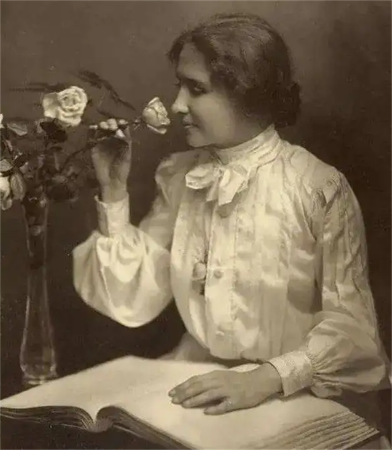 海伦凯勒介绍(海伦·凯勒:像动物一样的聋哑盲女孩,被老师教育成世界