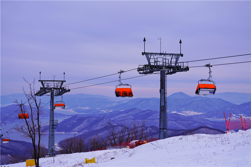 万科青山滑雪场世界杯(吉林市有个全球公认的黄金滑雪场，可同时容纳2000人滑雪，很过瘾)