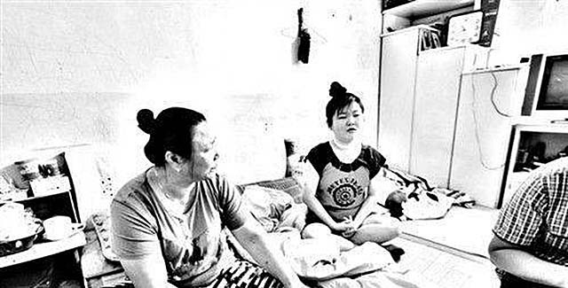 雇主跑路，拿不到工钱的保姆无私抚养两弃女，将她们培养成大学生