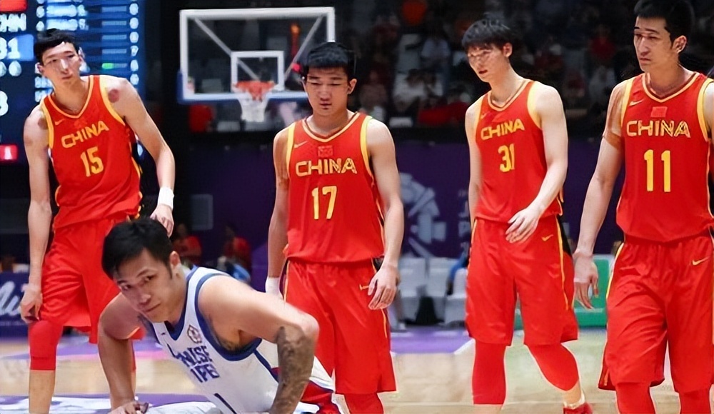 nba周琦今天为什么上场(杜锋场边咳嗽！周琦首秀降维打击，碾压归化中锋，1V3轻松补篮)