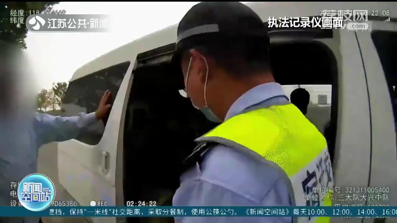 危险！9座小车挤进15人 车上还有锄头铁锹