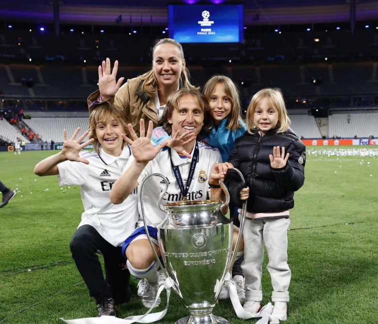 卢卡莫德里奇老婆（莫德里奇一家近照，37岁仍是超巨，冲大力神杯，妻子旺夫相）