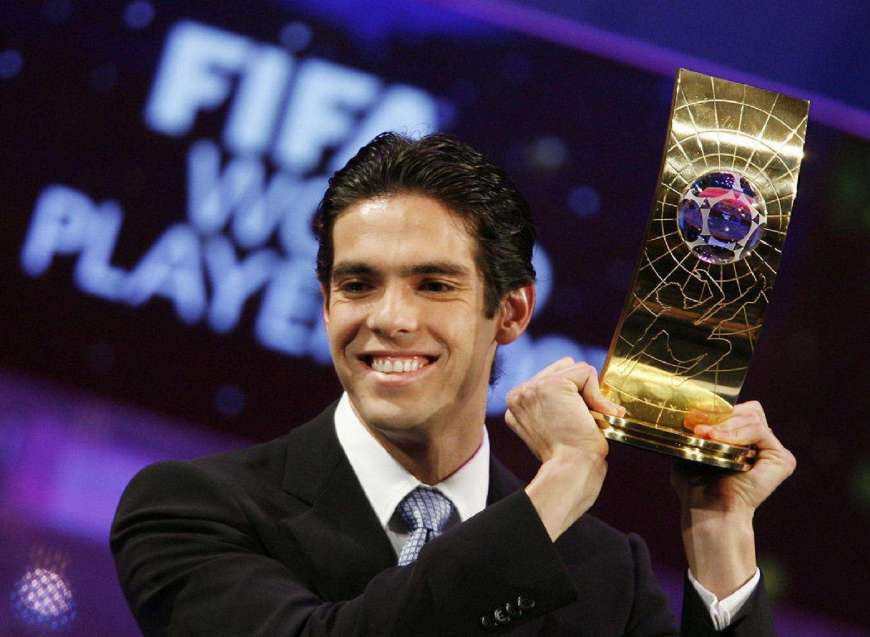 卡卡跟前妻为啥离婚（卡卡：和梅西一样忠于爱情，前妻为事业离去，小13岁嫩模为他续爱）