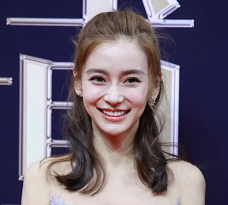 被鱼尾纹拖累颜值的8个明星!不笑青年俊杰,一笑老大爷