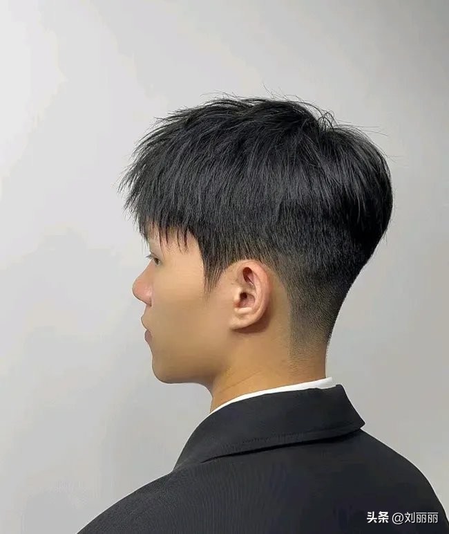 2015潮男短发烫发发型图片(2023新流行男发，剪剪烫烫就是不一样，好帅气)