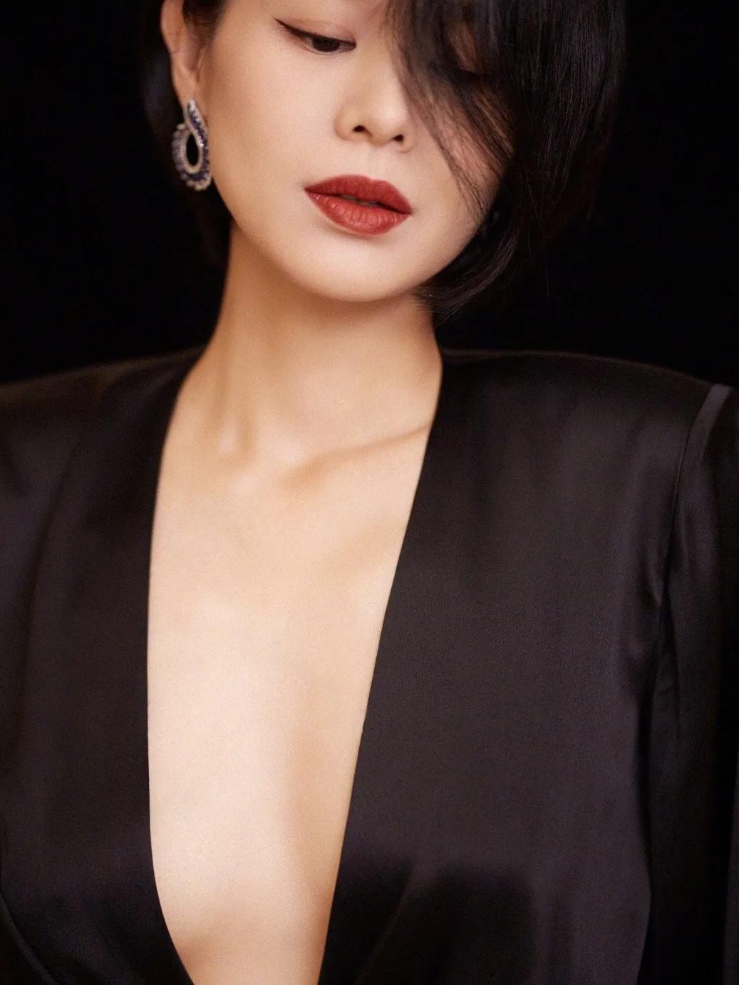 胡杏儿走红毯带娃两不误，这样的妈妈太幸福了