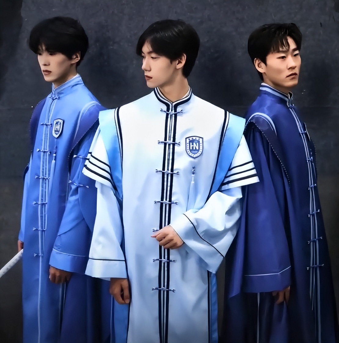 高校学生拒绝“学士服”，亲自设计中式风格，拍出不一样的毕业照