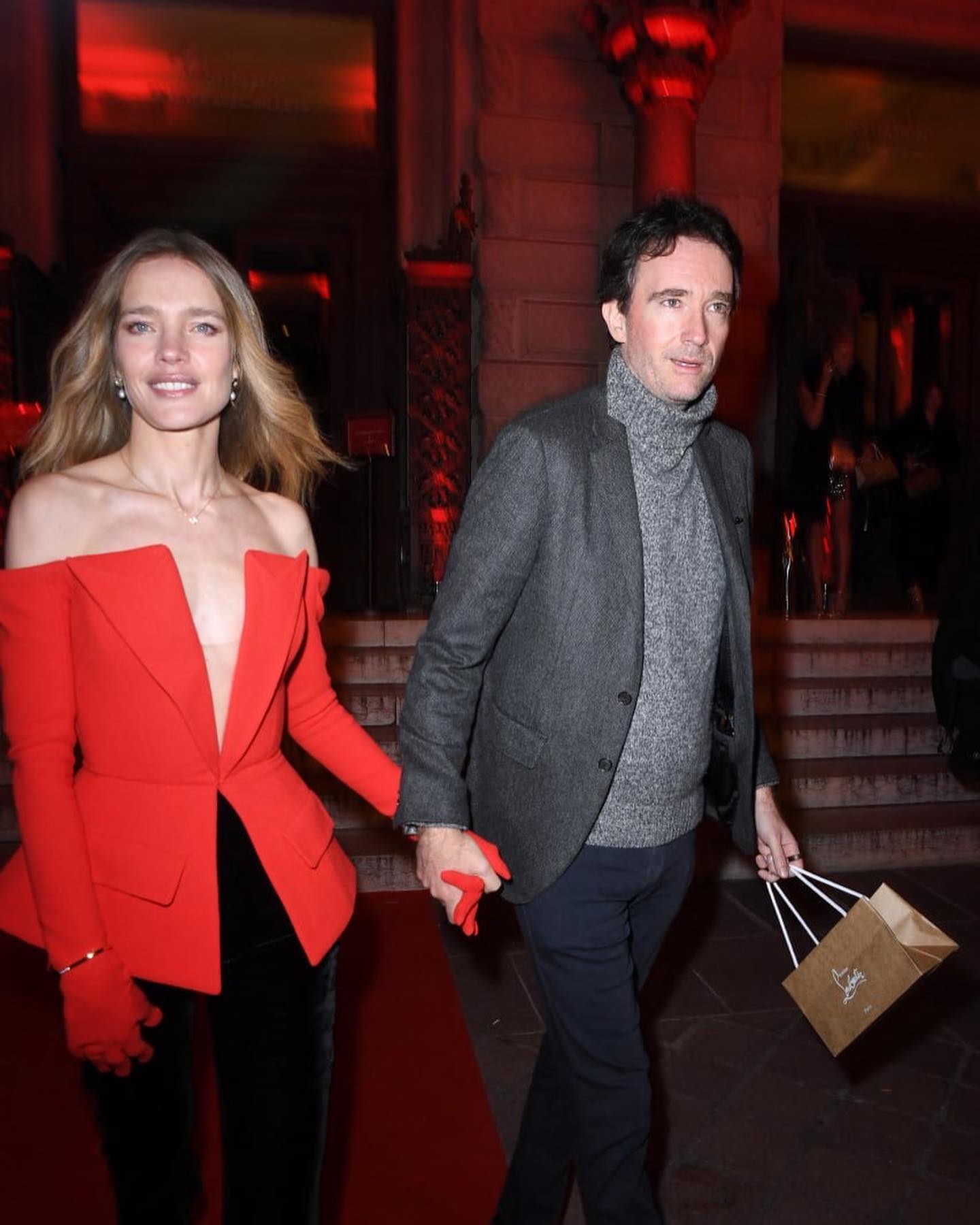 lv太子妃和太子爷牵手闪耀巴黎!红衣开叉到肚脐眼,瘦得过分老了