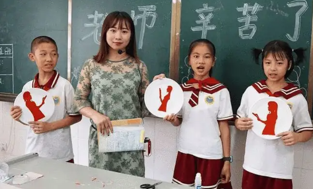 985高校老师工资单流出，基本工资引发关注，网友直呼羡慕