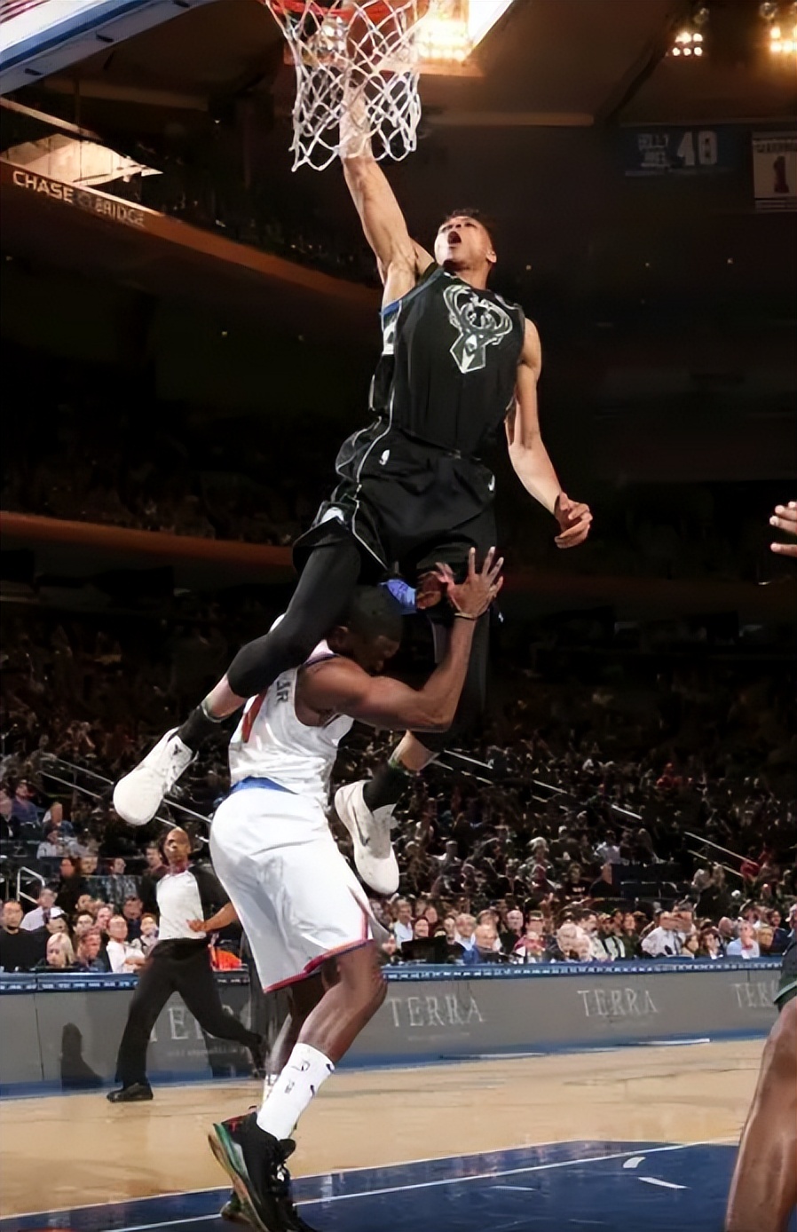 nba哪些原地隔扣(科比隔扣菜鸟魔兽,卡特飞跃2米13中锋,维金斯将