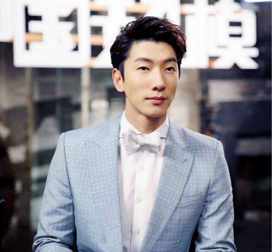 张亮：16岁辍学打工补贴病重父亲，31岁走红后到现在“无处可寻”