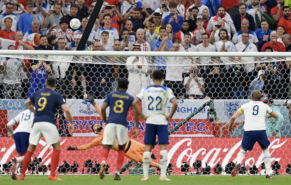 法国2-1绝杀英格兰，凯恩蹲地哭泣！姆巴佩被防死，却已剑指双冠