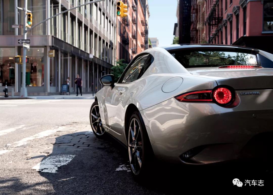 极致轻的马自达MX-5发布，车重不足990公斤，匹配6挡手动变速箱