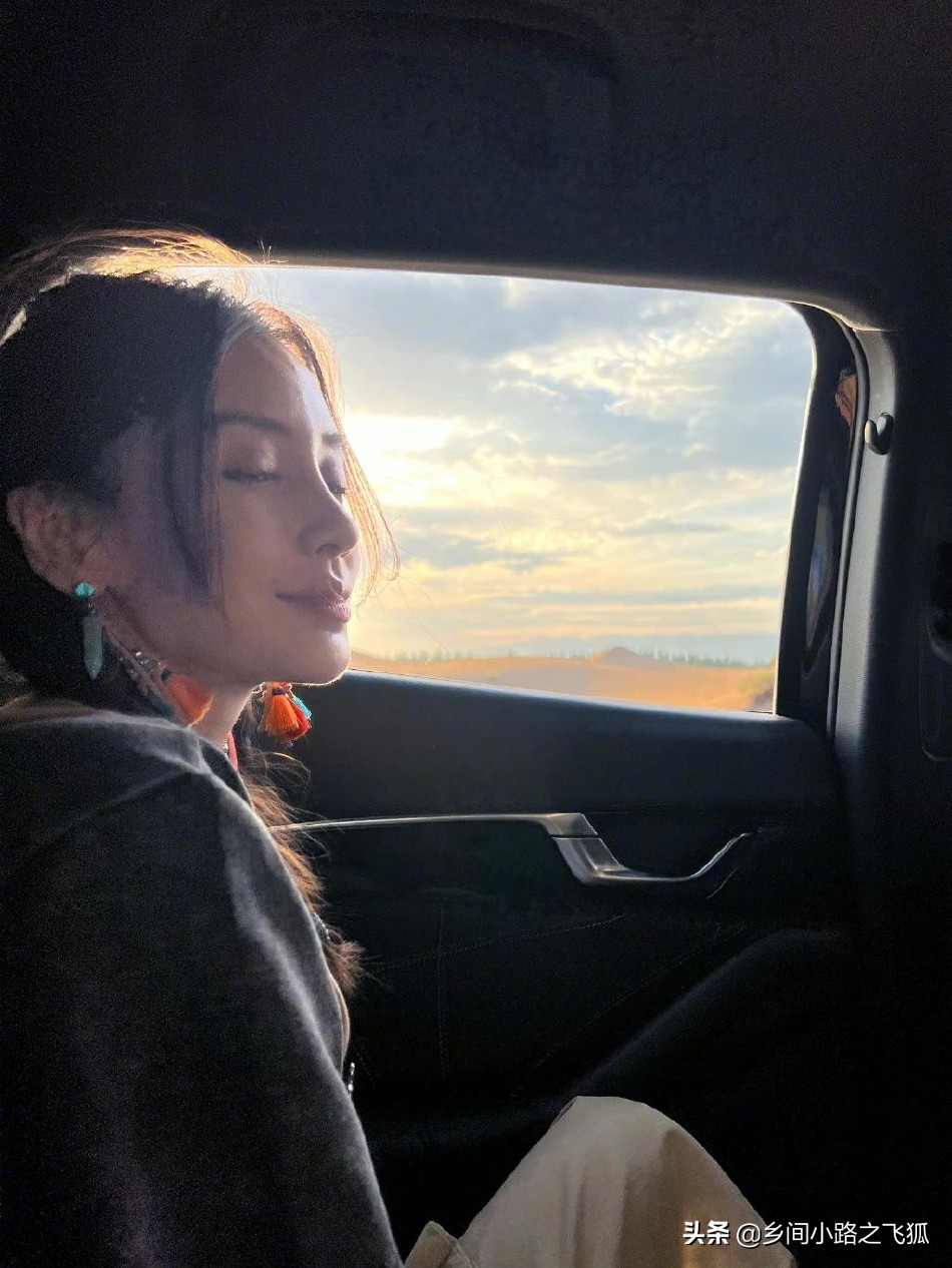 angelababy晒新疆美景照 蹲地与小朋友们合照亲和力十足