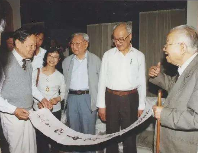 2004年，杨振宁和启功谈书法：我岳父杜聿明的字也很好