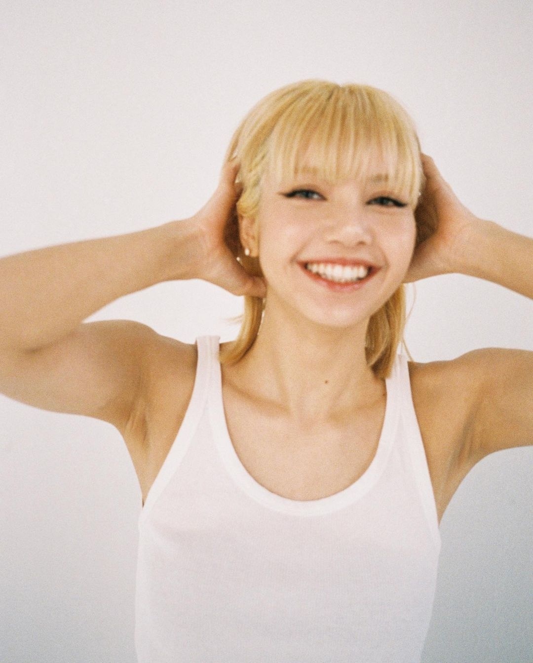 很瘦却有肌肉blackpinklisa白色t恤牛仔裤是金发芭比