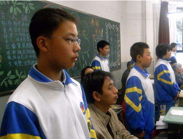 女学生带防狼喷雾上学，男同学误用后伤人，引热议：女同学错了吗