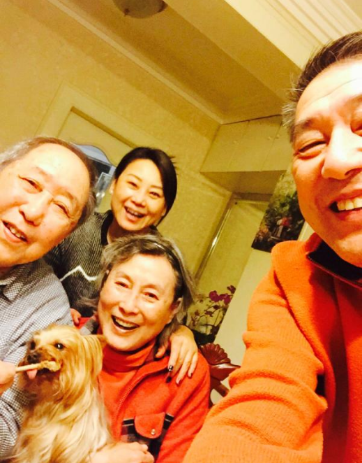 艺术家向梅：与丈夫恩爱一生对他有亏欠，儿子儿媳孝顺，晚年幸福